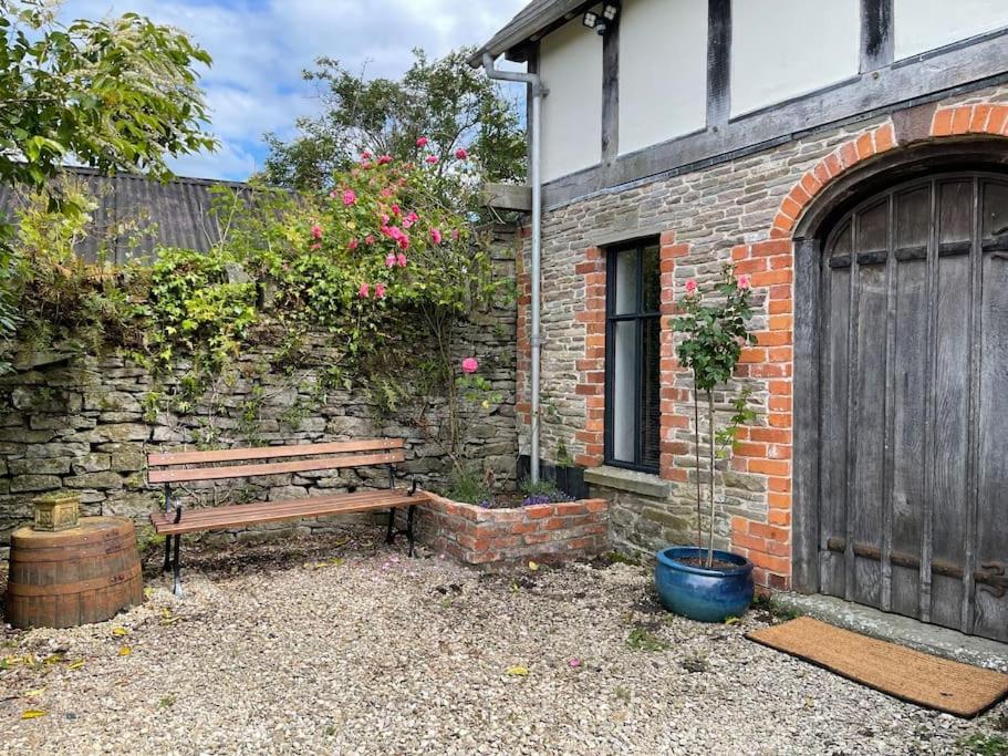 Stylish 2-Bed Cottage With Secure Parking Winforton Εξωτερικό φωτογραφία