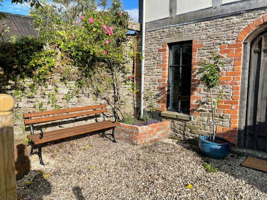 Stylish 2-Bed Cottage With Secure Parking Winforton Εξωτερικό φωτογραφία