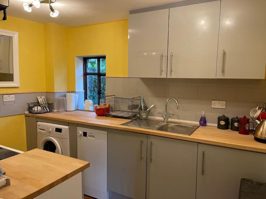 Stylish 2-Bed Cottage With Secure Parking Winforton Εξωτερικό φωτογραφία